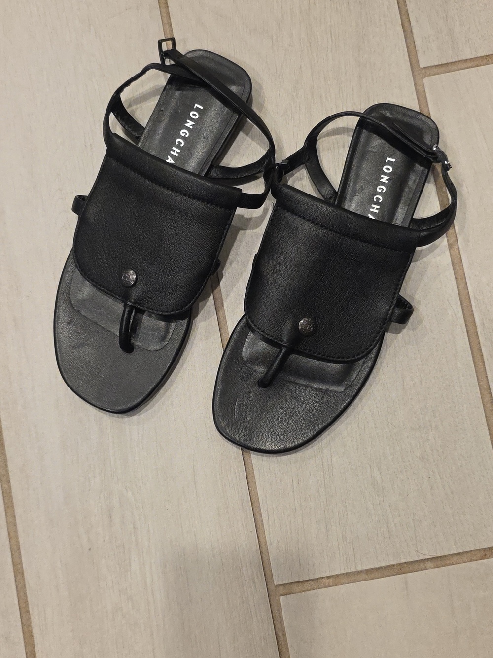 Longchamp Shield sandals feature a distinctive front pouch detail. - Picture 4 of 6